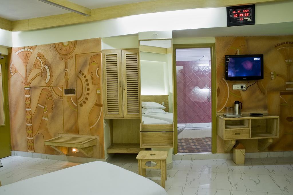 Parklane Hotel Mysore Bagian luar foto
