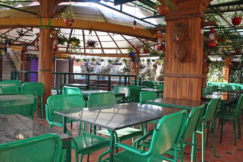 Parklane Hotel Mysore Bagian luar foto