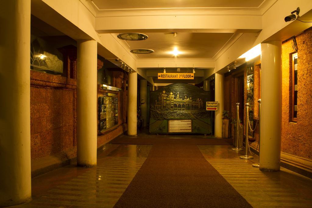 Parklane Hotel Mysore Bagian luar foto