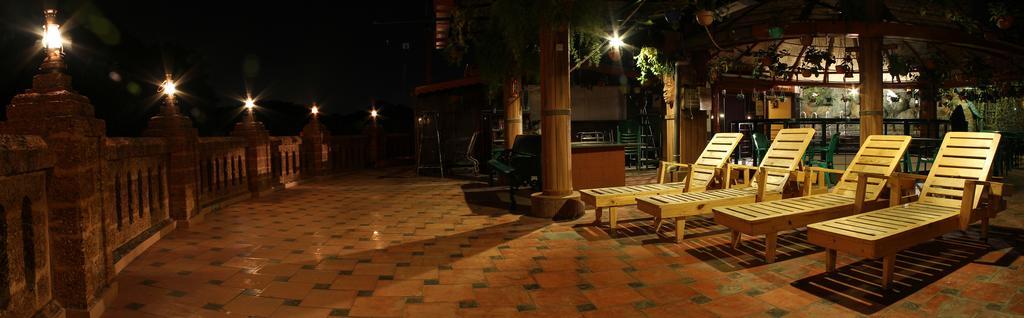 Parklane Hotel Mysore Bagian luar foto