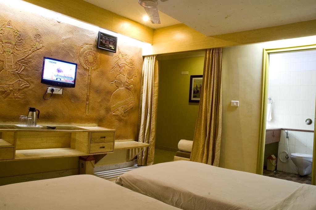 Parklane Hotel Mysore Bagian luar foto