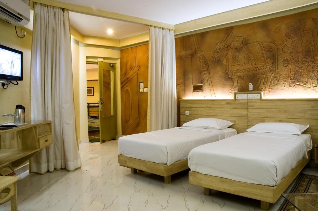 Parklane Hotel Mysore Bagian luar foto