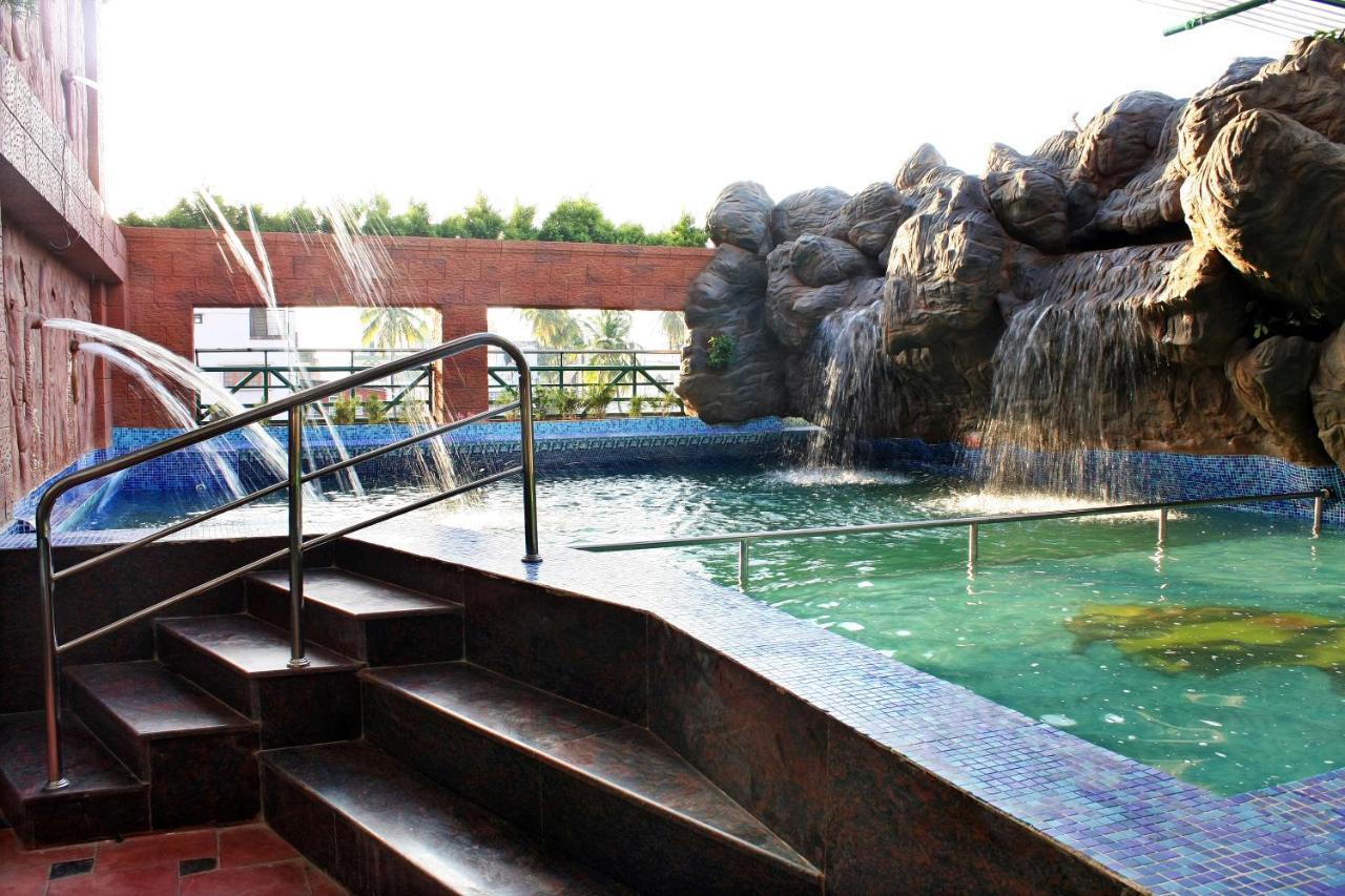 Parklane Hotel Mysore Bagian luar foto