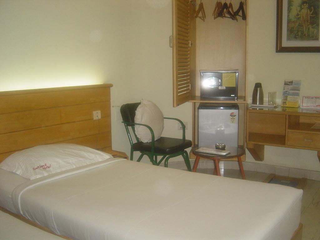 Parklane Hotel Mysore Bagian luar foto