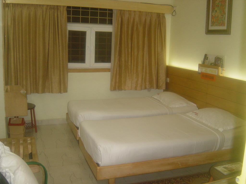Parklane Hotel Mysore Bagian luar foto