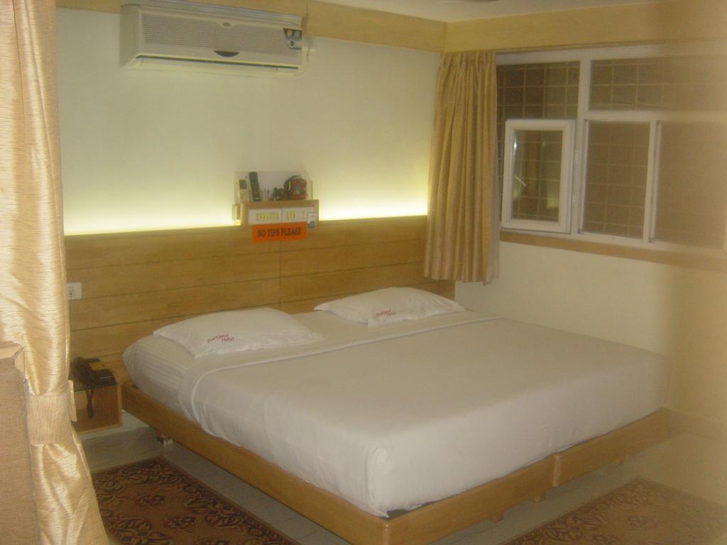 Parklane Hotel Mysore Bagian luar foto