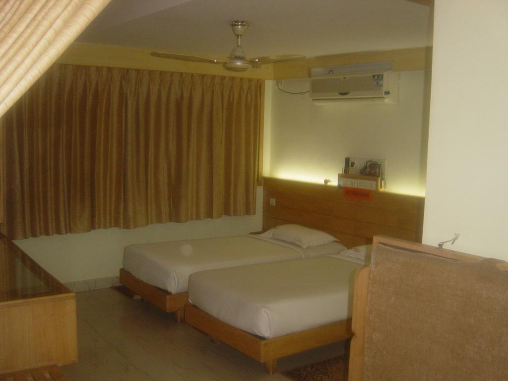 Parklane Hotel Mysore Bagian luar foto