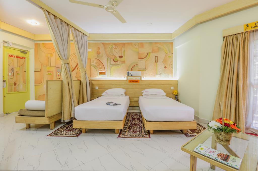 Parklane Hotel Mysore Bagian luar foto
