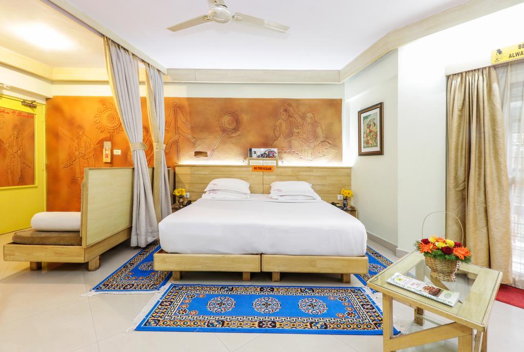 Parklane Hotel Mysore Bagian luar foto