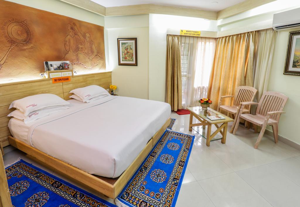 Parklane Hotel Mysore Bagian luar foto