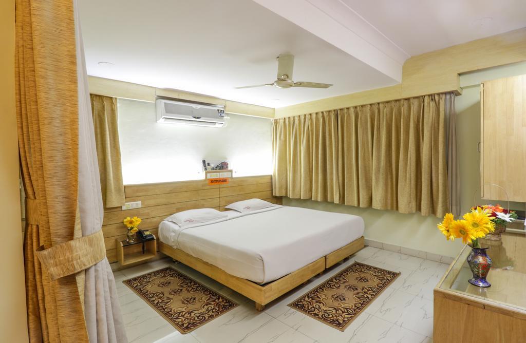 Parklane Hotel Mysore Bagian luar foto
