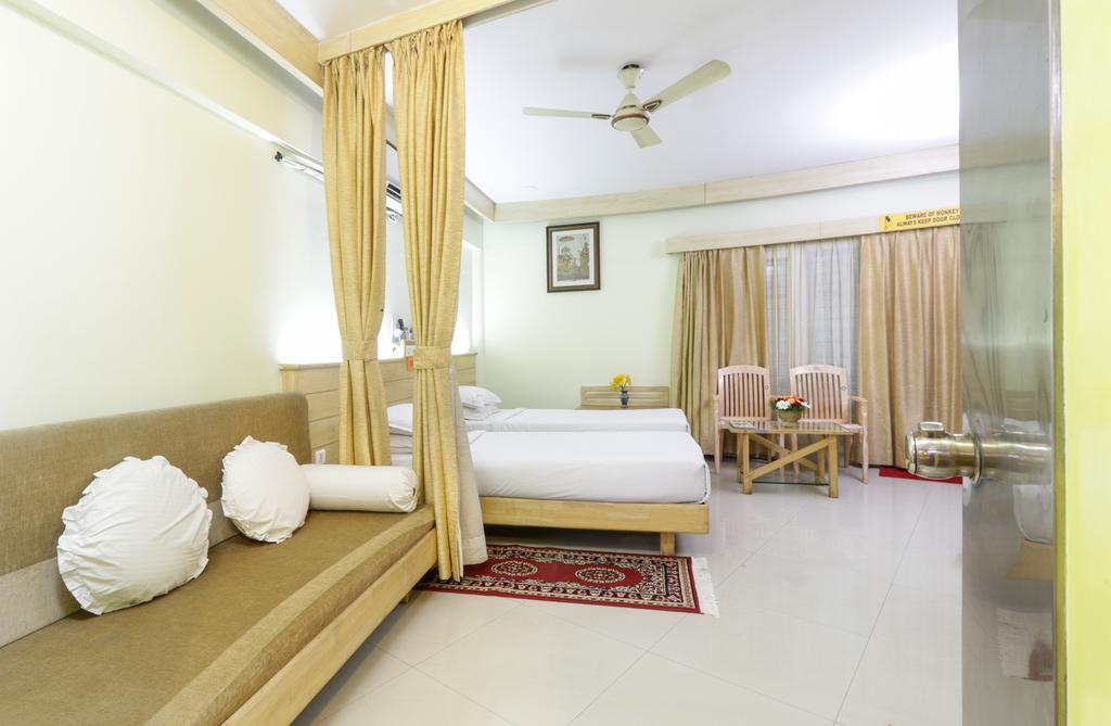 Parklane Hotel Mysore Bagian luar foto