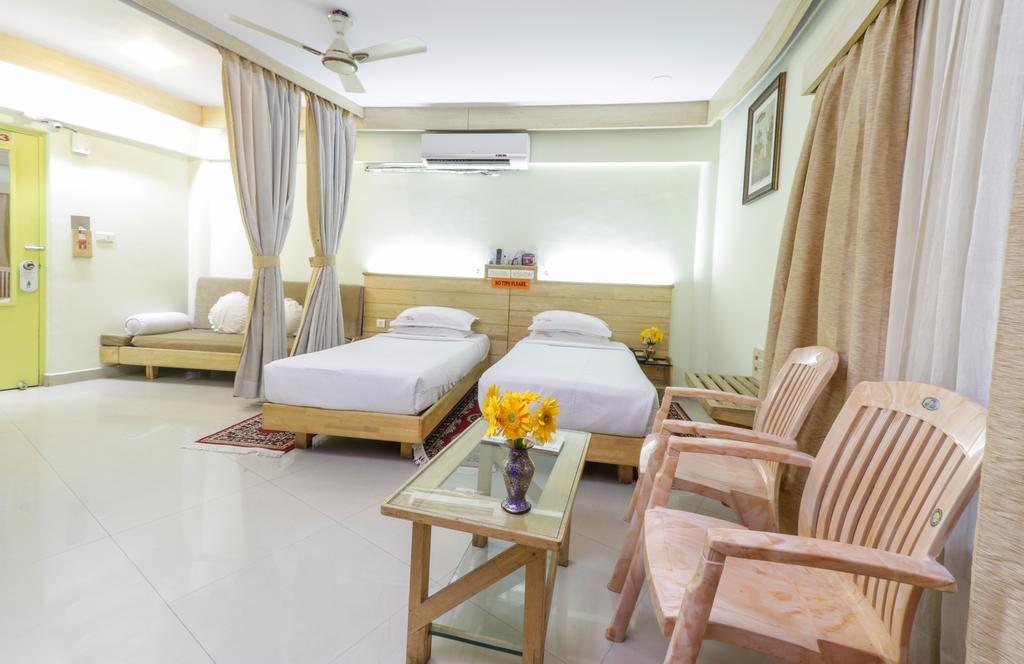 Parklane Hotel Mysore Bagian luar foto