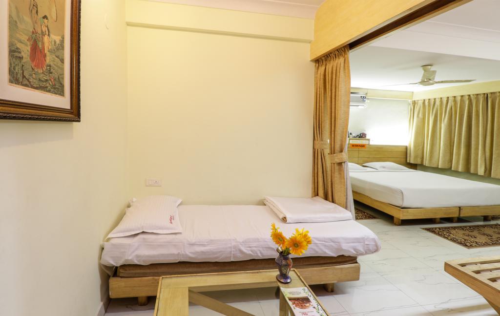 Parklane Hotel Mysore Bagian luar foto