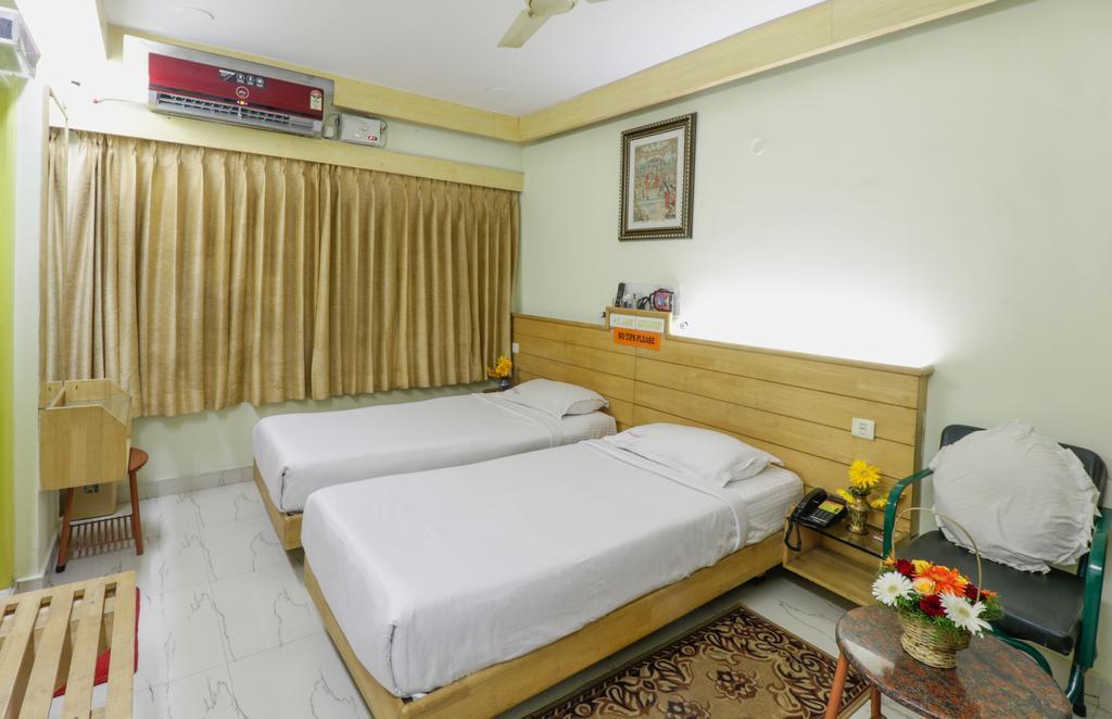 Parklane Hotel Mysore Bagian luar foto